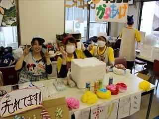 写真：から揚げを販売する様子