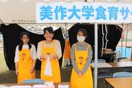 写真：蒸しパンなどを販売する様子