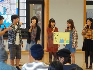 写真：アカペラを披露する様子