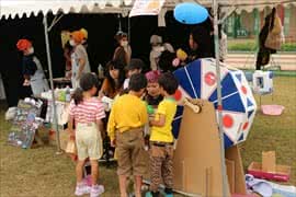 写真：ポップコーンなどを販売する様子