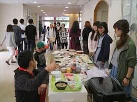 写真：栄養バランスをチェックしている様子