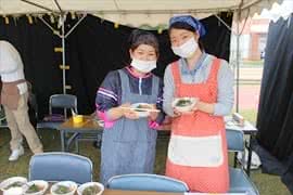 写真：島根の郷土料理を販売する様子