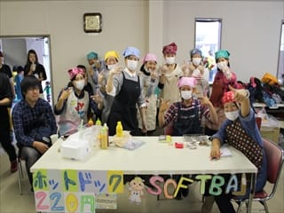 写真：ホットドックを販売する様子