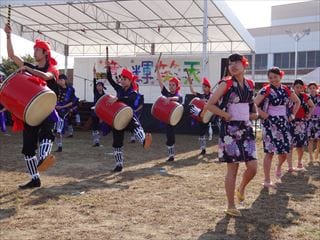 写真：エイサー踊りをする様子