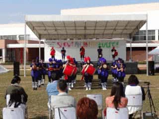 写真：エイサー踊りを披露する様子