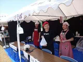 写真：焼きそばを販売する様子