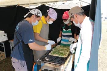 写真：たこ焼きを販売する様子