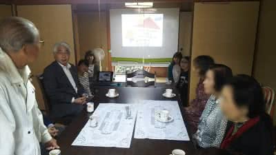 写真：立って挨拶する町内会長