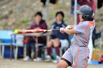 写真：バットでボールをとらえる選手