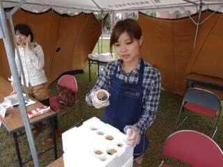 写真：ごま団子を販売する様子