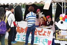 写真：カツオ餃子などを販売する様子