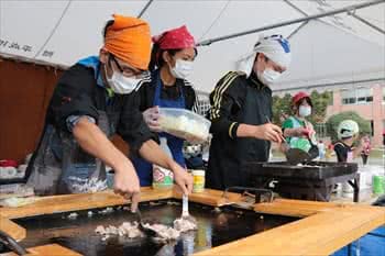 写真：焼きそばなどを販売する様子