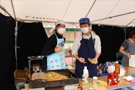 写真：焼きそばを販売する様子