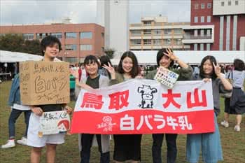 写真：白バラコーヒー牛乳などを販売する様子