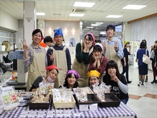 写真：パンやドリンクなどを販売する様子