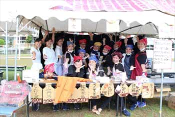写真：沖縄の郷土料理を販売する様子