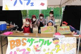 写真：パフェを販売する様子
