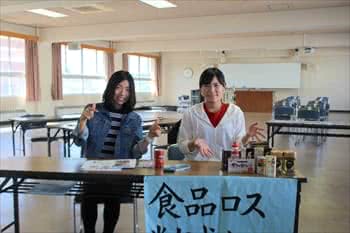 写真：展示物を紹介する学生たち