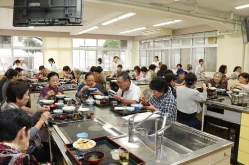 写真:大勢の地域の方が食事をする様子