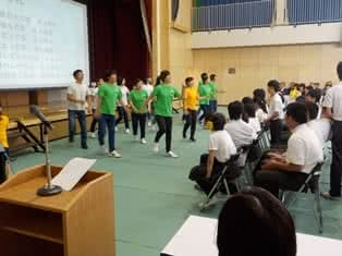 写真:ダンスを踊る大勢の学生