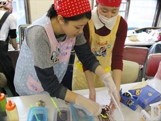写真：お団子を販売する様子