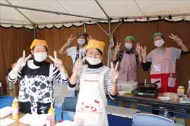 写真：ホットドッグを販売する様子