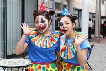 写真：ピエロの格好した2人の女子学生