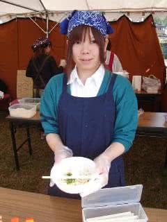 写真：讃岐うどんを販売する様子