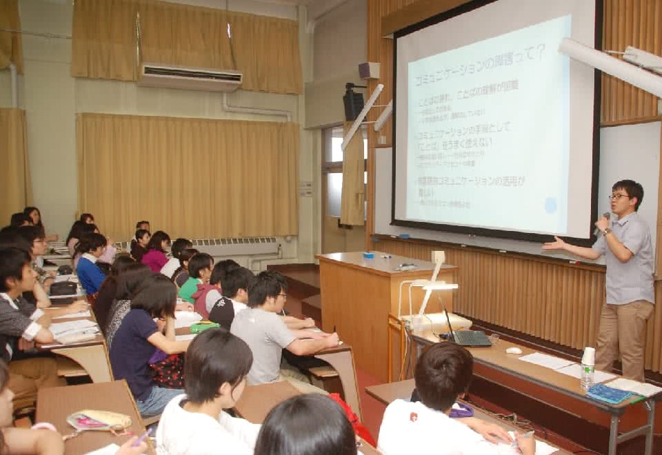 写真：現場で活躍する卒業生が特別講座をしている様子
