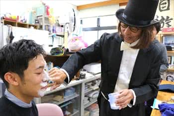 写真：学生にメイクを施す教員