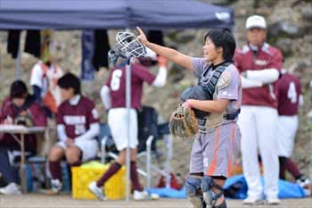 写真：右手を前に突き出して声を出す美作大学のキャッチャー
