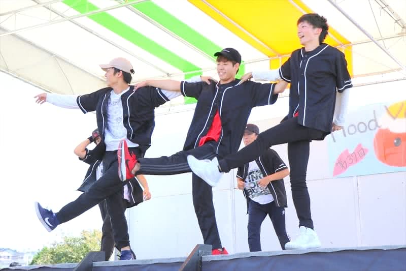 写真：ダンスを披露する様子