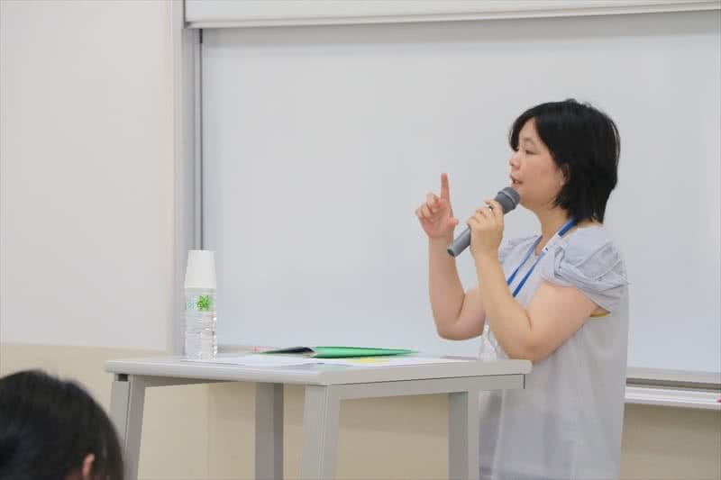 写真:教壇に立って話す講師