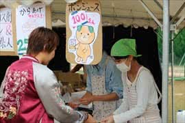 写真：ポンジュースなどを販売する様子
