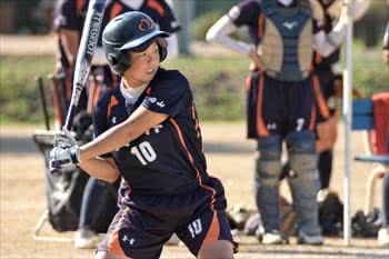 写真：バットをかまえる一人の選手