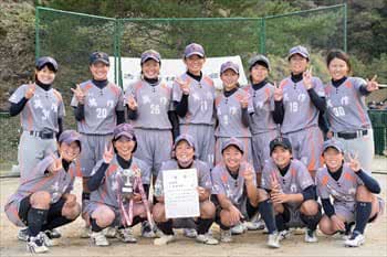写真：女子ソフトボール部の集合写真