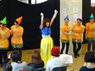 写真：演劇をする様子