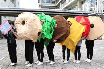 写真：ハンバーガーの衣装をまとった学生