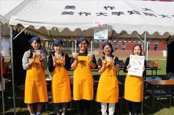 写真：焼きドーナツなどを販売する様子