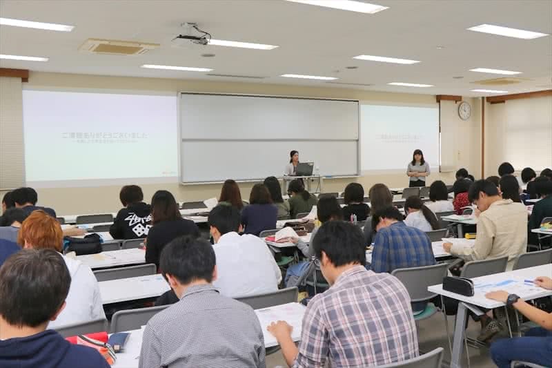 写真:講師の話を聞く大勢の学生