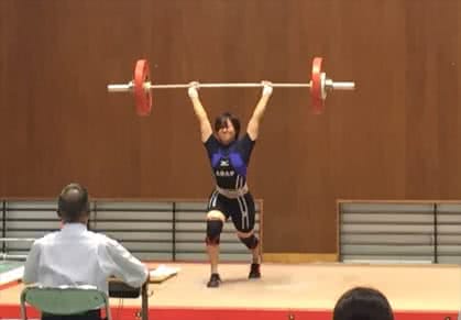 重量上げをする１名の女子学生