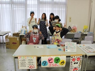 写真：タピオカジュースを販売する様子