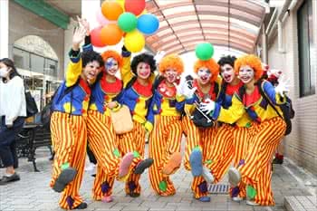 写真：ピエロの服をまとった女子学生の集合写真