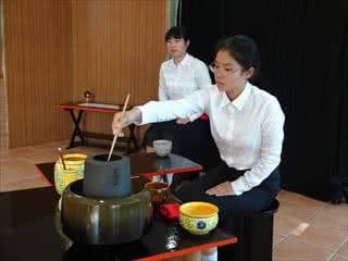 写真：お手前を披露する学生たち