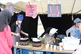 写真：焼き鳥を販売する様子