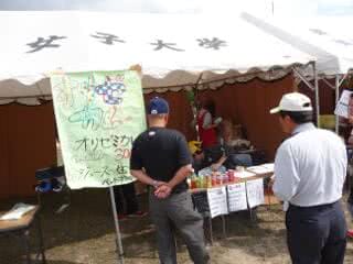 写真：カレーなどを販売する様子