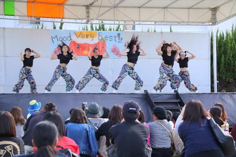 写真：ダンスを披露する様子