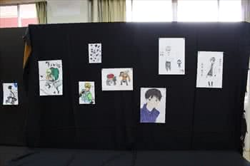 写真：絵の展示の様子