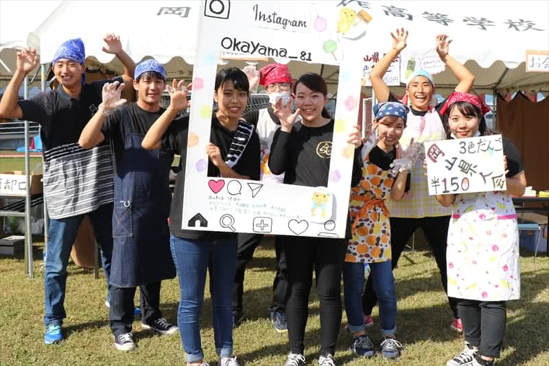 写真：模擬店をＰＲする学生