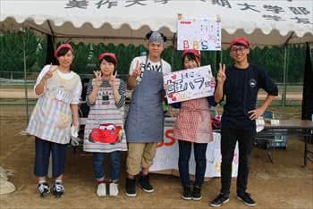 写真：パフェを販売する様子